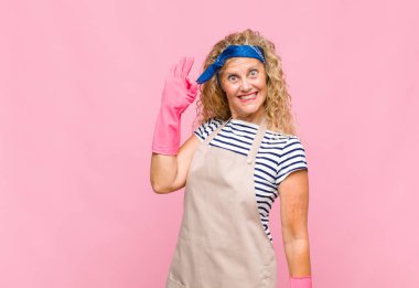 Orta yaşlı bir kadın kendini mutlu, rahat ve tatmin olmuş hisseder. Onayını iyi bir jestle, gülümseyen bir hizmetçiyle gösterir.