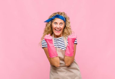 Orta yaşlı kadın şok olmuş, heyecanlı ve mutlu hissediyor, gülüyor ve başarıyı kutluyor, vay canına! kahya konsepti