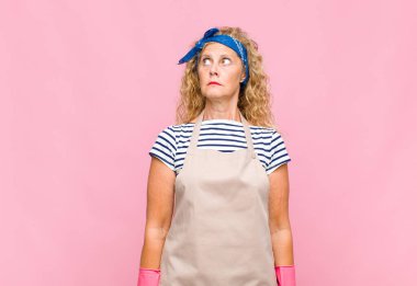 Orta yaşlı kadın endişeli, stresli, endişeli ve korkmuş, panikleyen ve dişlerini sıkan hizmetçi konsepti