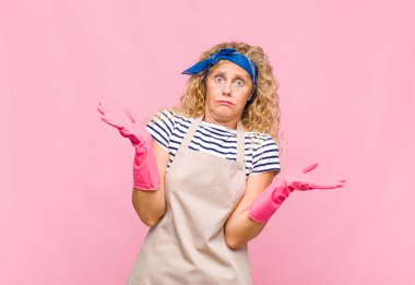 Orta yaşlı kadın şaşkın, şaşkın ve stresli görünüyor, farklı seçenekler arasında merak ediyor, güvenilmez hizmetçi konseptini hissediyor.