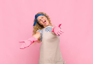 Orta yaşlı bir kadın neşeyle gülümsüyor sıcak, dostça, sevgi dolu bir kucaklama, mutlu ve sevimli bir hizmetçi konsepti.