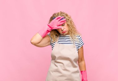 Stresli, yorgun ve hayal kırıklığına uğramış görünen orta yaşlı kadın alnından ter damlayan, umutsuz ve bitkin düşmüş hizmetçi konsepti