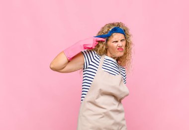 Orta yaşlı kadın şaşkın ve şaşkın hissediyor. Deli, deli ya da akıl hastası olduğunu gösteriyor.