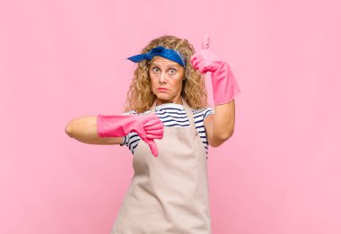 Orta yaşlı bir kadın, kafası karışık, bilgisiz ve kararsız hissediyor, iyi ve kötü şeyleri farklı seçeneklerle tartıyor veya hizmetçi konseptiyle.