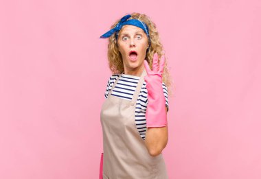 Orta yaşlı bir kadın gülümsüyor ve arkadaş canlısı görünüyor. Üç ya da üç numarayı gösteriyor. Elleri önde, kahya konseptini sayıyor.