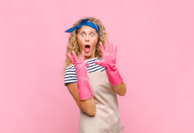 Orta yaşlı bir kadın gülümsüyor ve arkadaş canlısı görünüyor. Sekiz ya da sekiz numarayı gösteriyor. Elleri önde, hizmetçi konseptini sayıyor.