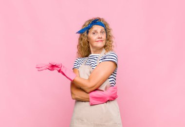 Orta yaşlı bir kadın neşeli bir şekilde gülümsüyor, mutlu hissediyor ve fotokopi dünyasında bir konsept gösteriyor.