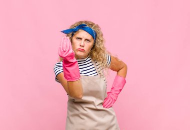 Orta yaşlı bir kadın sana borcunu ödemeni söyleyerek kapiş ya da para hareketi yapıyor! kahya konsepti