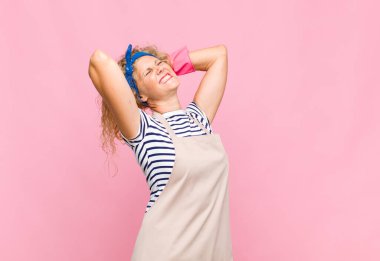 Gülümseyen ve rahat hisseden orta yaşlı bir kadın, rahat ve kaygısız, gülen ve rahatlatıcı bir hizmetçi konsepti.