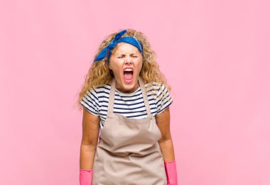 Orta yaşlı bir kadın agresif bir şekilde bağırıyor, sinirli, sinirli, öfkeli ya da sinirli görünüyor, bağırıyor hizmetçi yok.