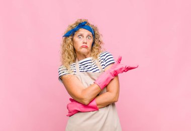 Orta yaşlı bir kadın, kafası karışmış ve bilgisiz hissediyor. Şüpheli bir açıklama ya da hizmetçi konseptini merak ediyor.