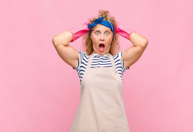 Orta yaşlı kadın mutlu, kaygısız, arkadaş canlısı ve rahat görünüyor. Hayattan ve başarıdan keyif alıyor. Pozitif bir tavır takınıyor.