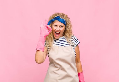 Orta yaşlı bir kadın kendini başarılı ve tatmin olmuş hissediyor ağzı açık gülümsüyor, el temizlikçisi kavramını onaylıyor.