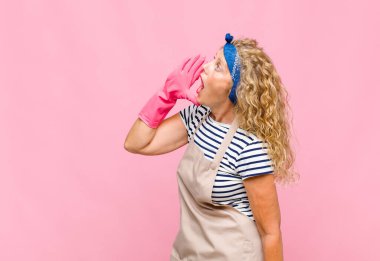 Orta yaşlı bir kadın öfkeyle ve yüksek sesle bağırıyor. Ağız temizleyicisi konseptinin yanındaki odayı kopyalasın diye.