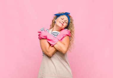 Orta yaşlı bir kadın aşık oluyor, gülümsüyor, sarılıyor ve kendine sarılıyor, bekar kalıyor, bencil ve bencil bir hizmetçi gibi davranıyor.