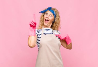 Orta yaşlı bir kadın gururlu ve şaşırmış, kendine güvenen, başarılı bir hizmetçi gibi hisseden