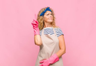 Harika bir fikrin farkına vardıktan sonra, Eureka hizmetçi konseptini söyleyerek parmağını havaya kaldıran bir dahi gibi hisseden orta yaşlı kadın