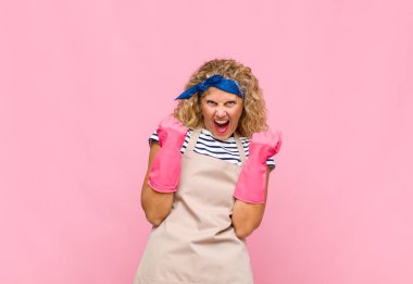 Orta yaşlı kadın zaferle bağırıyor, gülüyor, mutlu ve heyecanlı hissederken başarılı hizmetçi konseptini kutluyor.