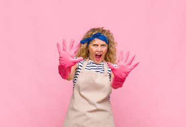 Orta yaşlı kadın sersemlemiş ve korkmuş hissediyor. Korkutucu bir şeyden korkuyor. Elleri açık, 