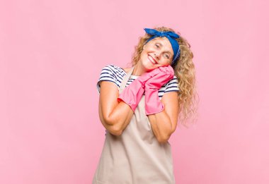 Orta yaşlı bir kadın aşık ve sevimli görünüyor. Sevimli ve mutlu. Romantik bir şekilde gülümsüyor.