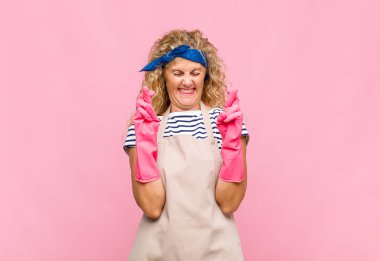 Orta yaşlı bir kadın gergin ve umutlu, şans diliyor, dua ediyor ve iyi şans diliyor.