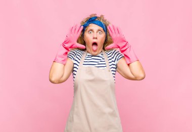 Orta yaşlı bir kadın ellerini havaya kaldırarak bağırıyor. Öfkeli, sinirli, stresli ve kahya konseptini bozuyor.