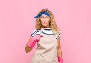 Orta yaşlı bir kadın şaşkın, şaşkın ve güvensiz hissediyor. Kendini gösterip kim olduğumu soruyor. Ben mi? kahya konsepti