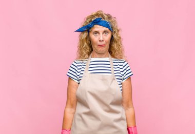 Orta yaşlı bir kadın üzgün ve stresli. Kötü bir sürpriz yüzünden üzgün. Olumsuz, endişeli bir hizmetçi imajı var.