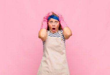 Orta yaşlı kadın dehşete kapılmış ve şok olmuş hissediyor. El ele tutuşup hata yapan hizmetçi konseptiyle panikliyor.