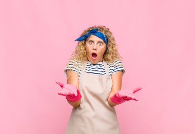 Orta yaşlı bir kadın aşırı derecede şaşırmış, endişeli ve paniklemiş hissediyor. Stresli ve dehşete düşmüş bir ev kadını gibi görünüyor.