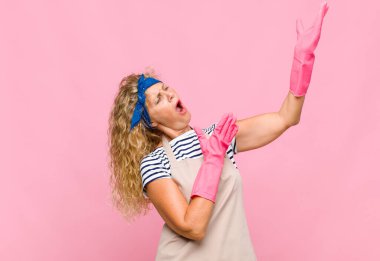 Orta yaşlı bir kadın opera yapıyor veya konserde şarkı söylüyor. Romantik, sanatsal ve tutkulu bir hizmetçi gibi.