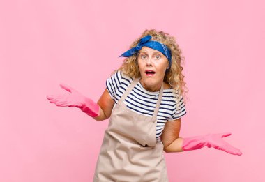 Orta yaşlı kadın şaşkın ve şaşkın hissediyor, doğru cevap ya da karardan emin değil, seçici bir hizmetçi konsepti yapmaya çalışıyor.