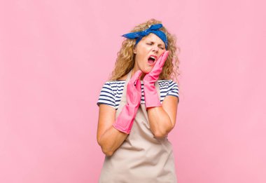 Orta yaşlı bir kadın yanağını tutuyor ve ağrılı diş ağrısı çekiyor, hasta, sefil ve mutsuz hissediyor, dişçi konsepti arıyor.