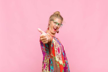 Orta yaşlı bir kadın gururlu, tasasız, kendinden emin ve mutlu, olumlu gülümsüyor.