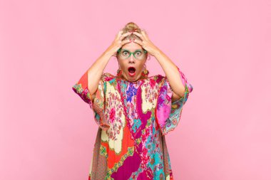 Orta yaşlı bir kadın dehşete kapılmış ve şok olmuş hissediyor. Bir hata yüzünden el ele tutuşup panikliyor.