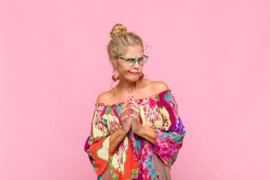 Orta yaşlı bir kadın kötü bir plan yaparken ya da bir numara düşünürken gururlu, yaramaz ve kibirli hisseder.