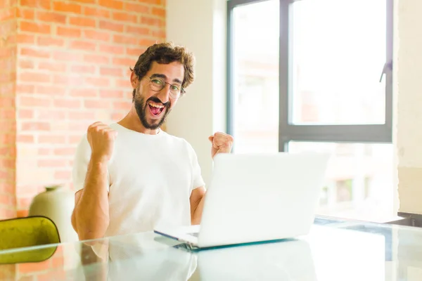 Jovem Barbudo Homem Com Laptop Sentindo Feliz Positivo Bem Sucedido — Fotografia de Stock