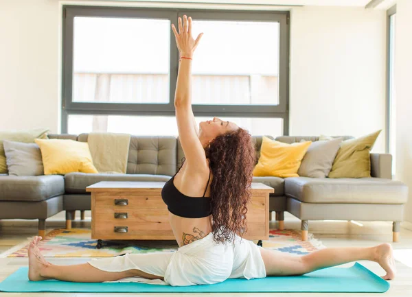 Ung Vacker Kvinna Utövar Yoga Inomhus Avslappning Och Träning Hemma — Stockfoto