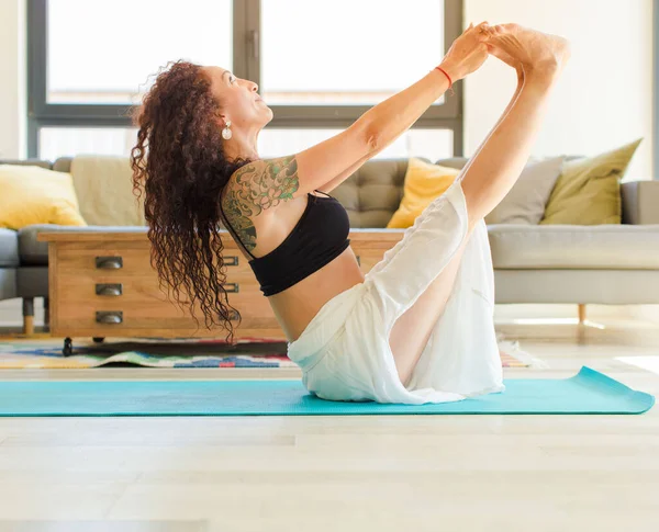 Ung Vacker Kvinna Utövar Yoga Inomhus Avslappning Och Träning Hemma — Stockfoto