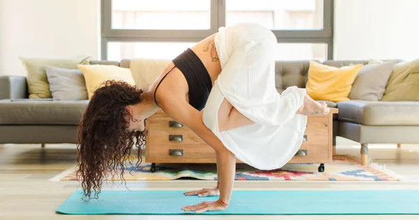 Ung Vacker Kvinna Utövar Yoga Inomhus Avslappning Och Träning Hemma — Stockfoto