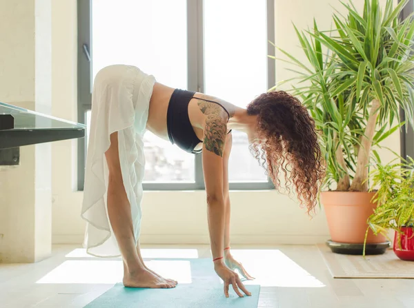 Ung Vacker Kvinna Utövar Yoga Inomhus Avslappning Och Träning Hemma — Stockfoto