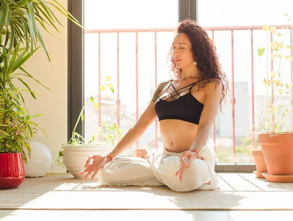 Ung Vacker Kvinna Utövar Yoga Inomhus Avslappning Och Träning Hemma — Stockfoto