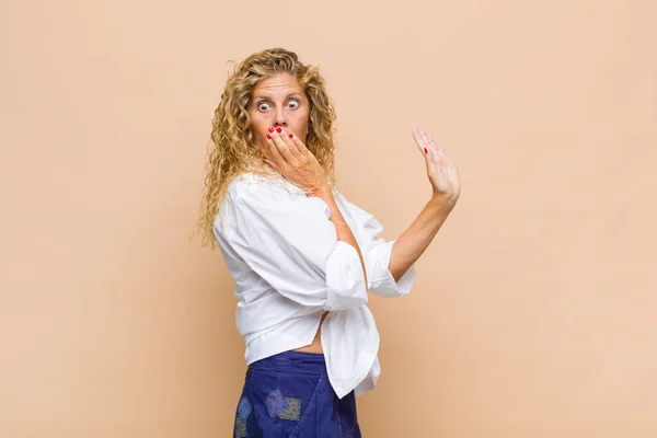 Medelålders Kvinna Känner Sig Glad Chockad Och Förvånad Täcker Munnen — Stockfoto