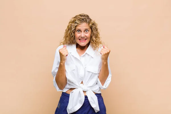 Mulher Meia Idade Sentindo Chocado Animado Feliz Rindo Celebrando Sucesso — Fotografia de Stock