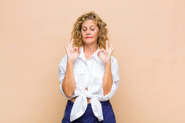 Mulher Meia Idade Olhando Concentrado Meditando Sentindo Satisfeito Relaxado Pensando — Fotografia de Stock