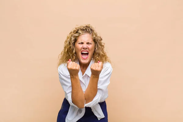 Frau Mittleren Alters Schreit Aggressiv Mit Genervtem Frustriertem Wütendem Blick — Stockfoto