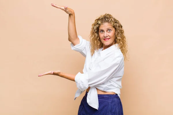 Mulher Meia Idade Sorrindo Sentindo Feliz Positivo Satisfeito Segurando Mostrando — Fotografia de Stock