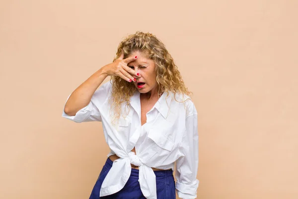 Mujer Mediana Edad Que Parece Sorprendida Asustada Aterrorizada Cubriendo Cara —  Fotos de Stock