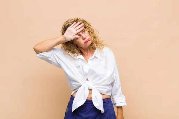 Frau Mittleren Alters Sieht Gestresst Müde Und Frustriert Aus Trocknet — Stockfoto