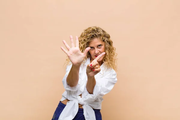 Donna Mezza Età Sorridente Amichevole Mostrando Numero Sei Sesto Con — Foto Stock